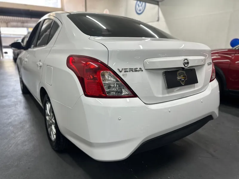 Nissan Versa Branco