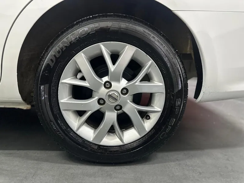 Nissan Versa Branco