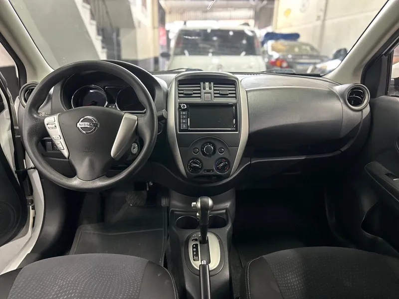 Nissan Versa Branco