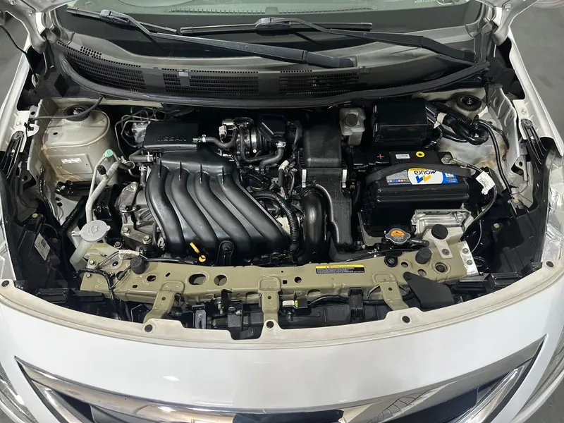 Nissan Versa Branco
