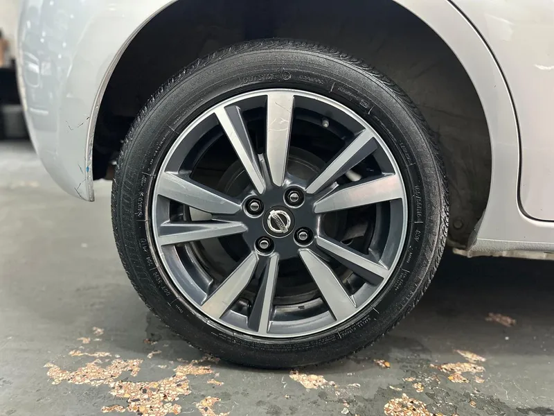 Nissan March Prata