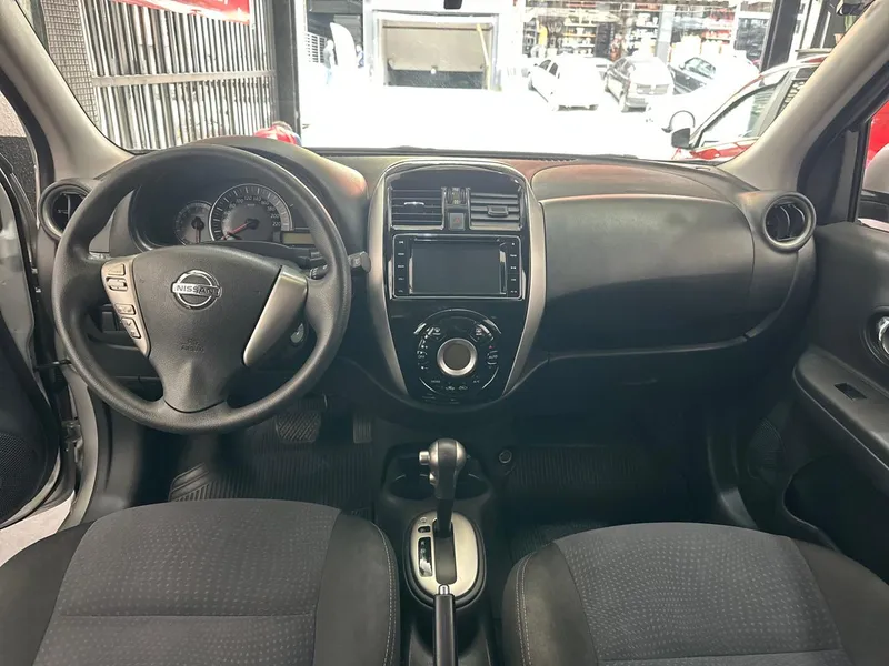 Nissan March Prata