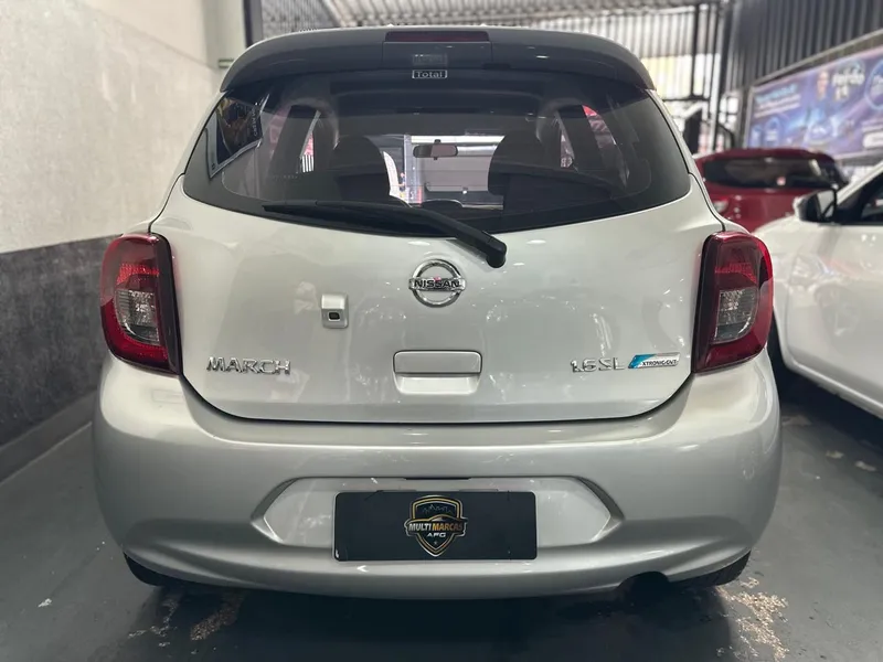 Nissan March Prata