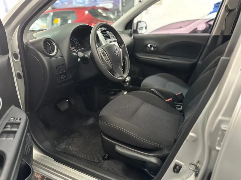 Nissan March Prata