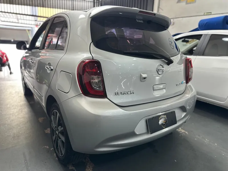 Nissan March Prata