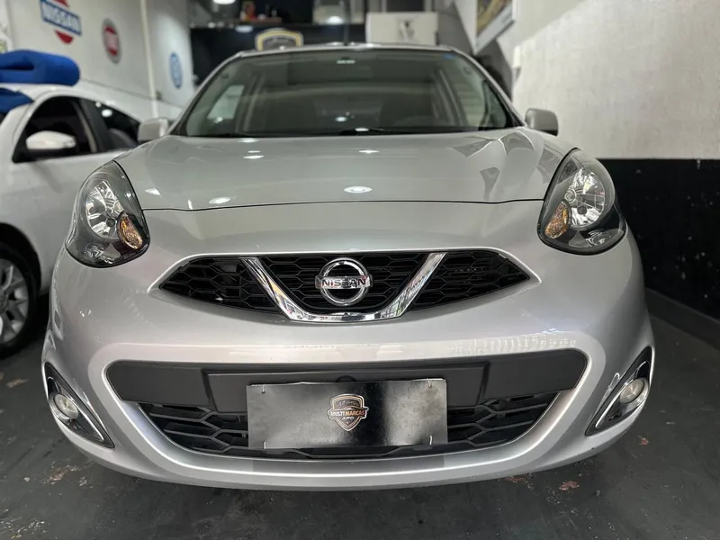 Nissan March Prata