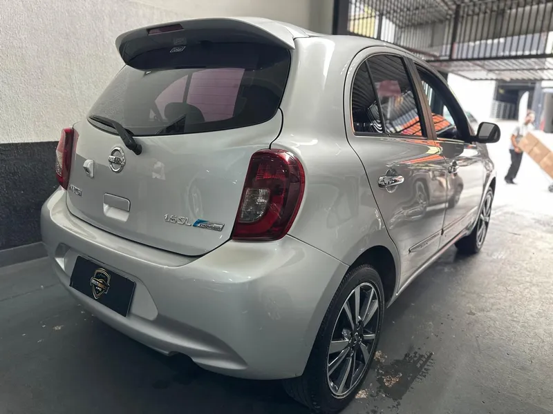 Nissan March Prata