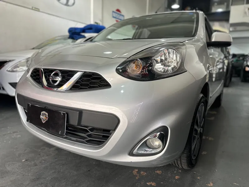 Nissan March Prata
