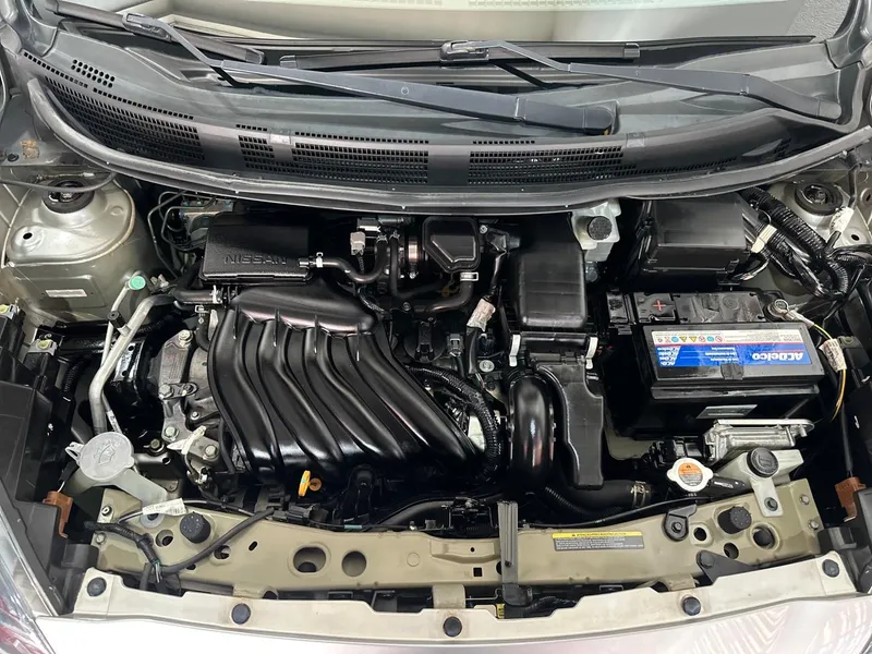 Nissan March Prata