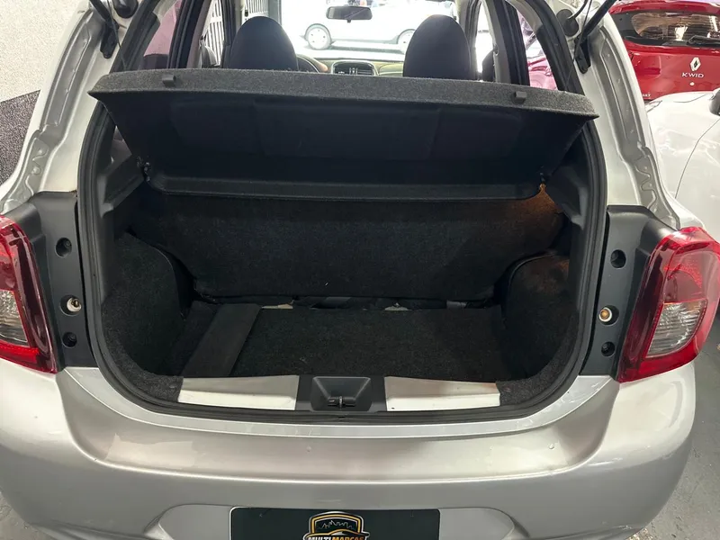 Nissan March Prata