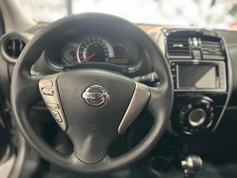Nissan March Prata