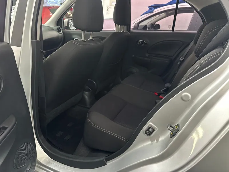 Nissan March Prata