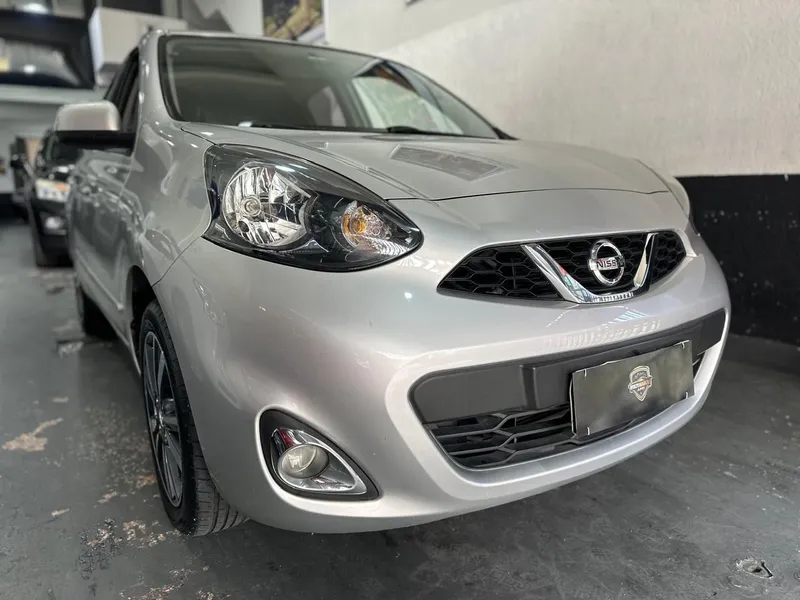 Nissan March Prata