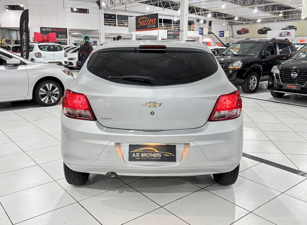 Chevrolet Onix Prata