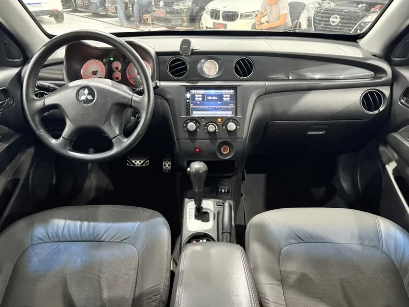Mitsubishi Airtrek Preto