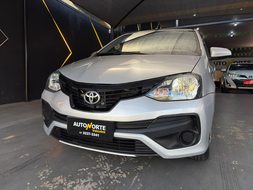Toyota Etios Hatch Branco