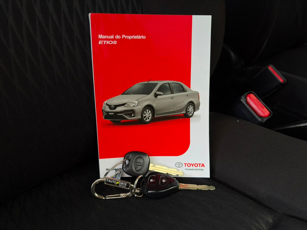 Toyota Etios Hatch Branco
