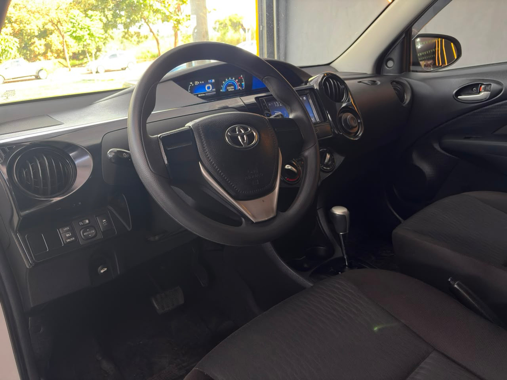 Toyota Etios Hatch Branco