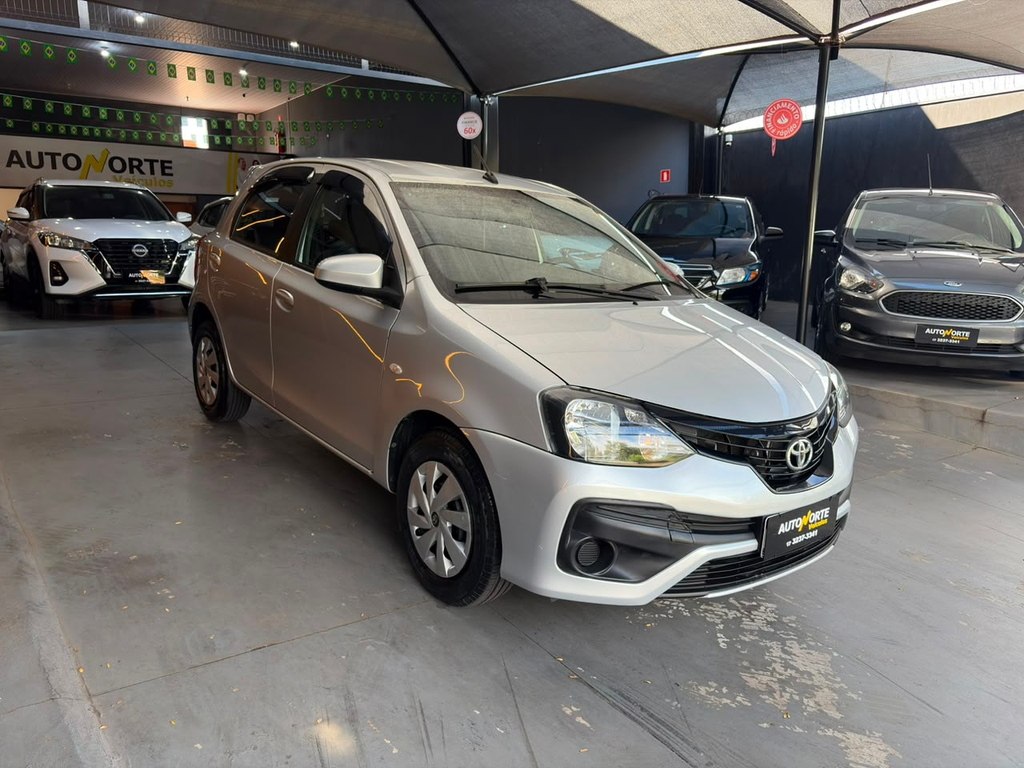 Toyota Etios Hatch Branco