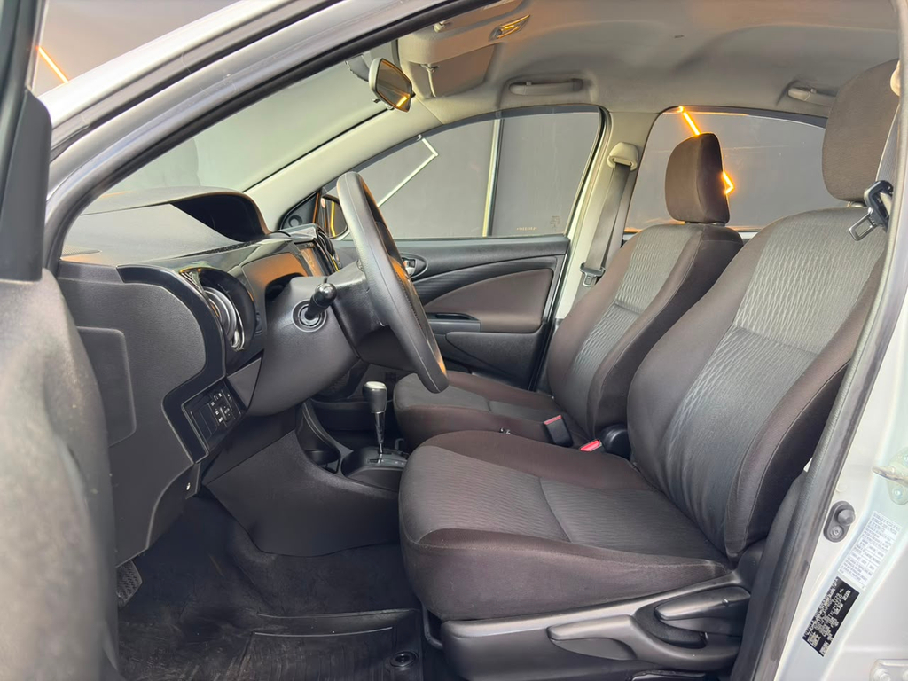Toyota Etios Hatch Branco
