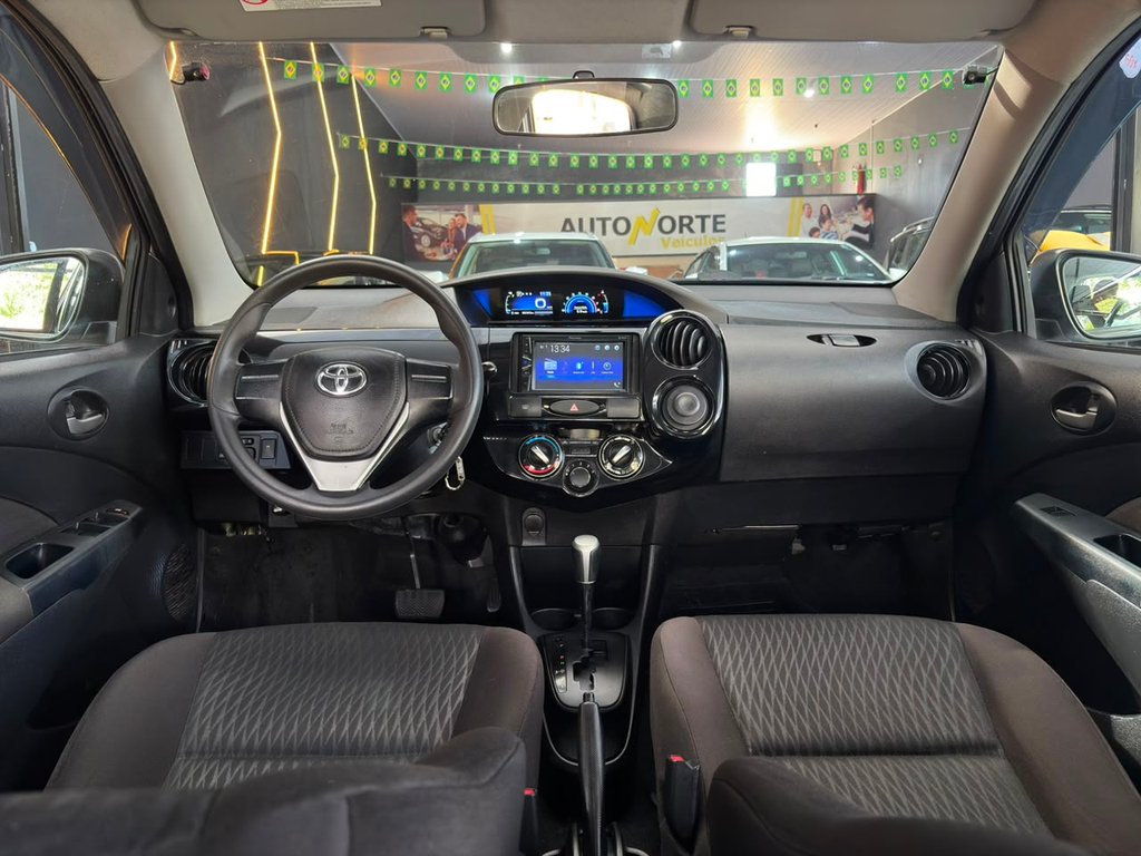 Toyota Etios Hatch Branco