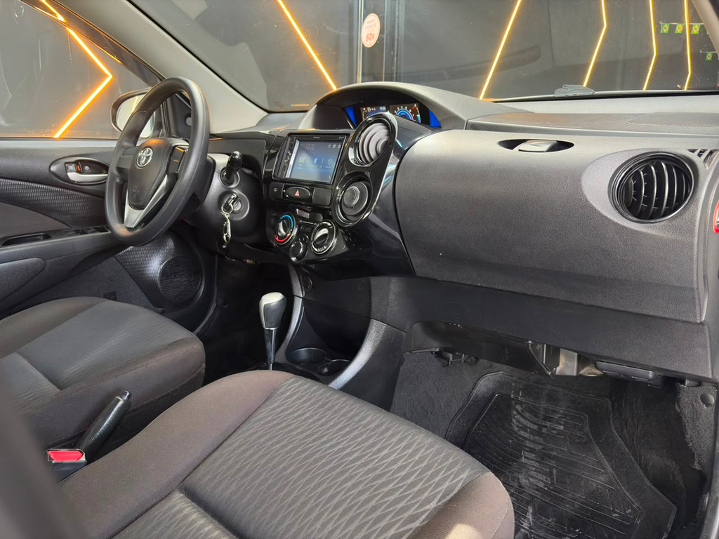 Toyota Etios Hatch Branco