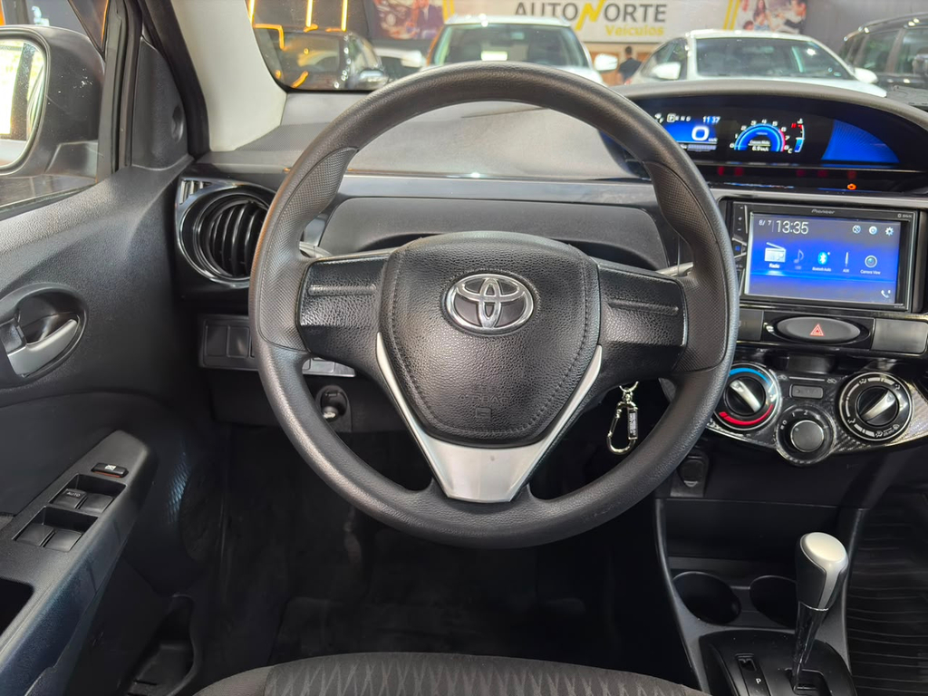Toyota Etios Hatch Branco