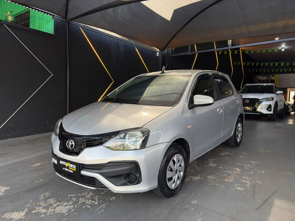 Toyota Etios Hatch Branco