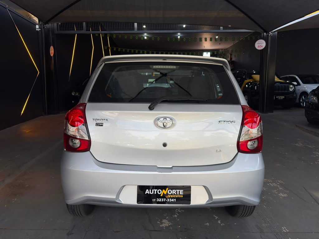 Toyota Etios Hatch Branco