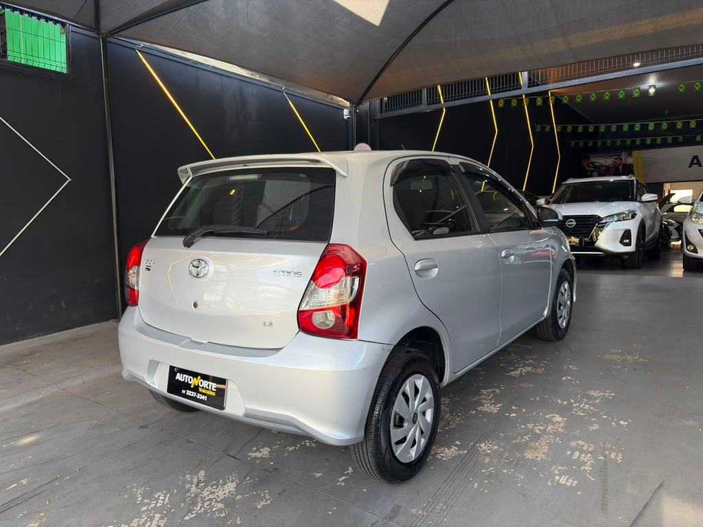 Toyota Etios Hatch Branco