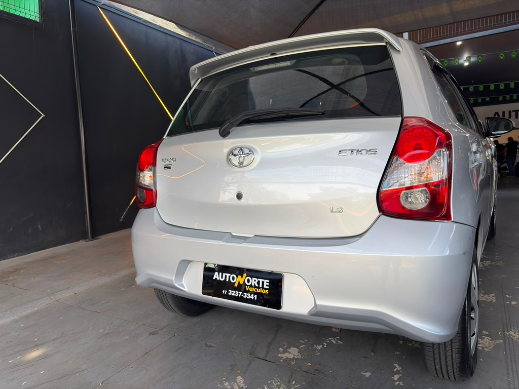 Toyota Etios Hatch Branco