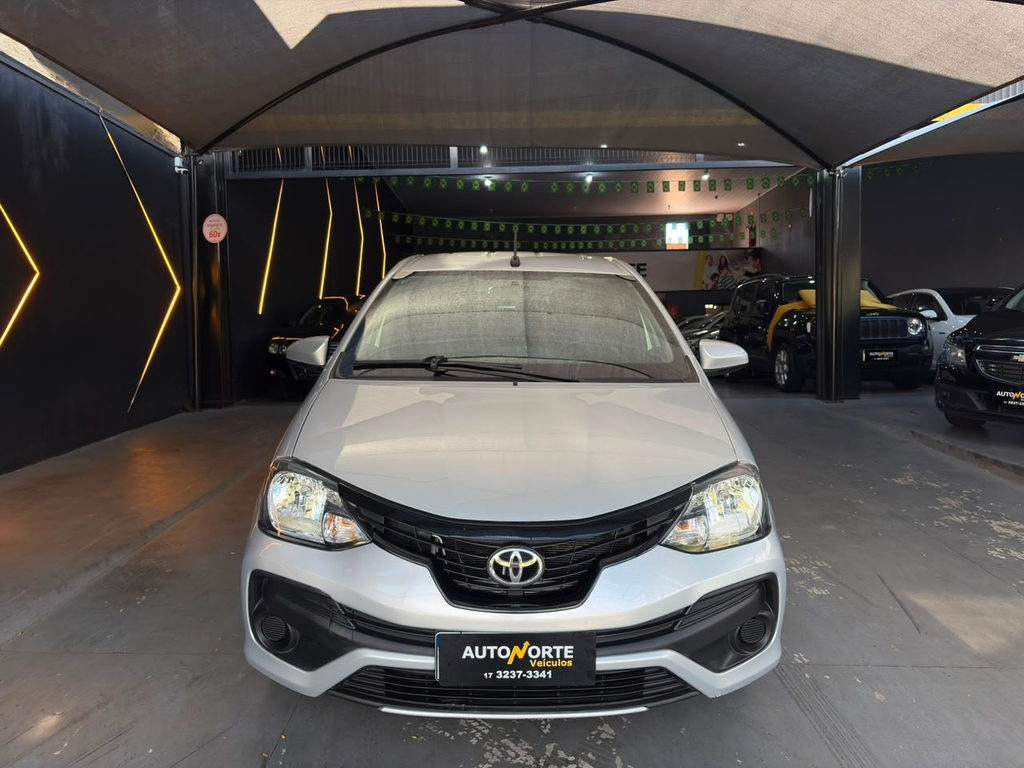Toyota Etios Hatch Branco