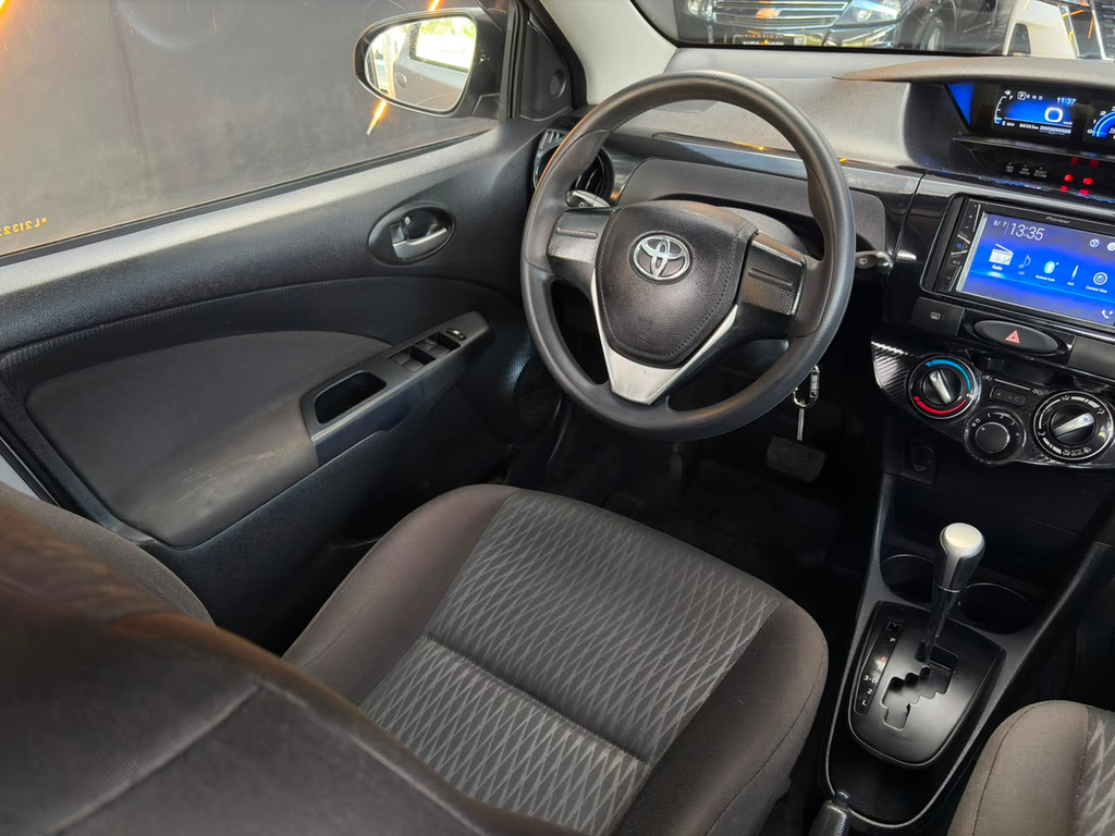 Toyota Etios Hatch Branco
