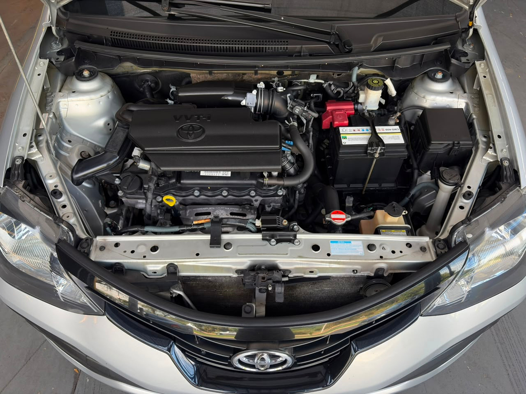 Toyota Etios Hatch Branco