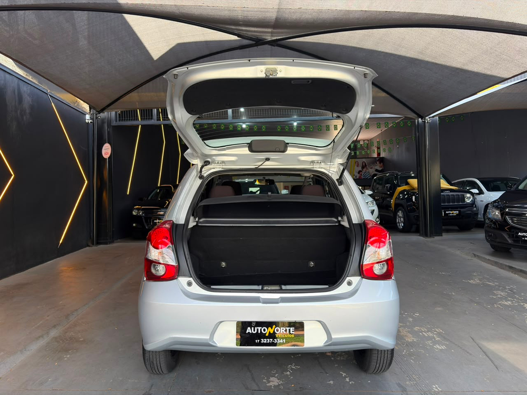 Toyota Etios Hatch Branco