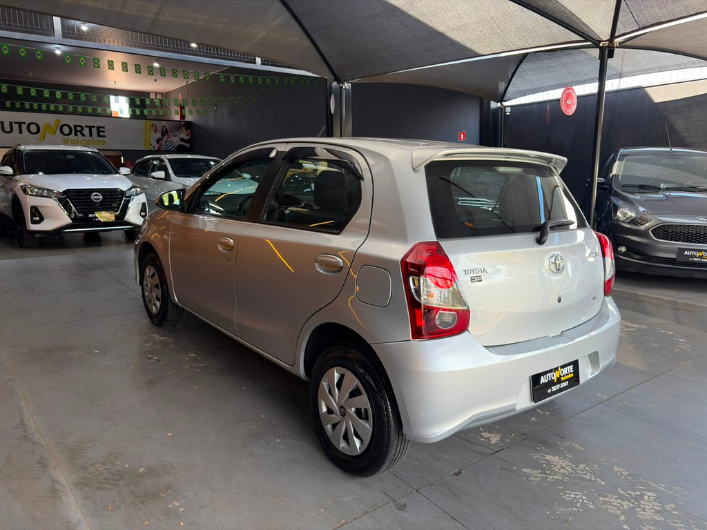 Toyota Etios Hatch Branco
