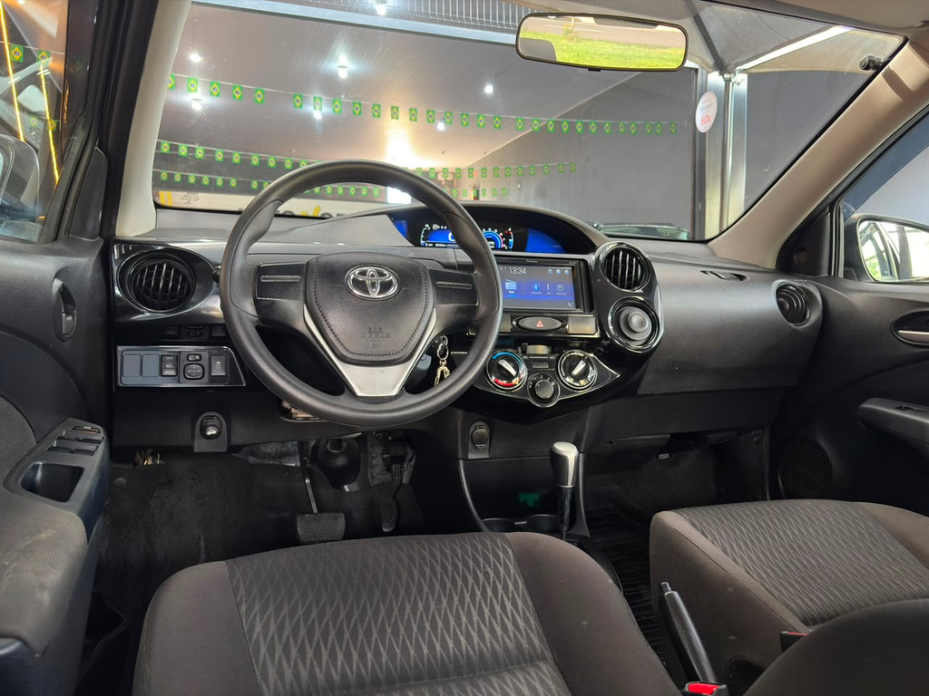 Toyota Etios Hatch Branco