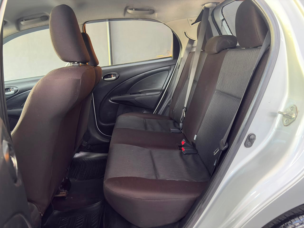 Toyota Etios Hatch Branco