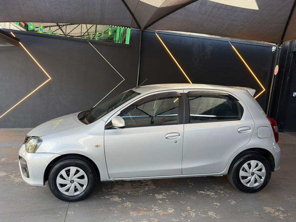 Toyota Etios Hatch Branco