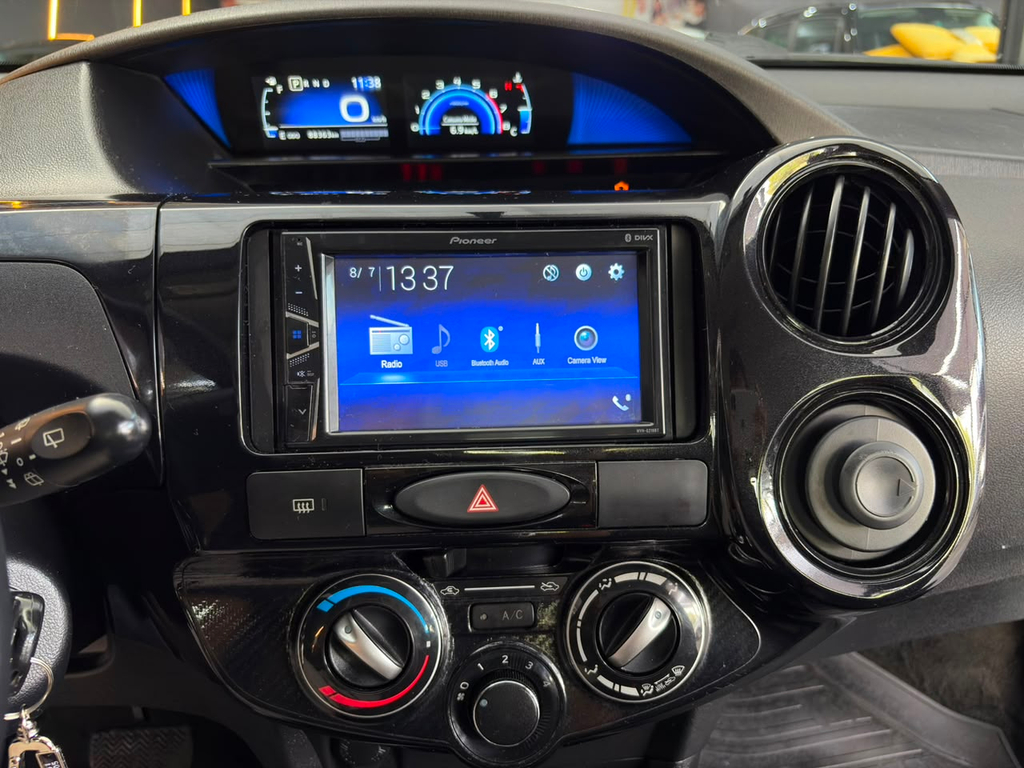 Toyota Etios Hatch Branco