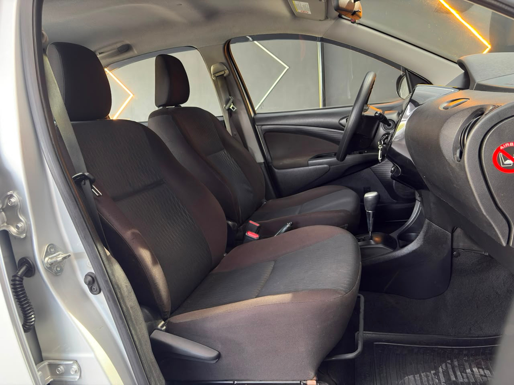 Toyota Etios Hatch Branco
