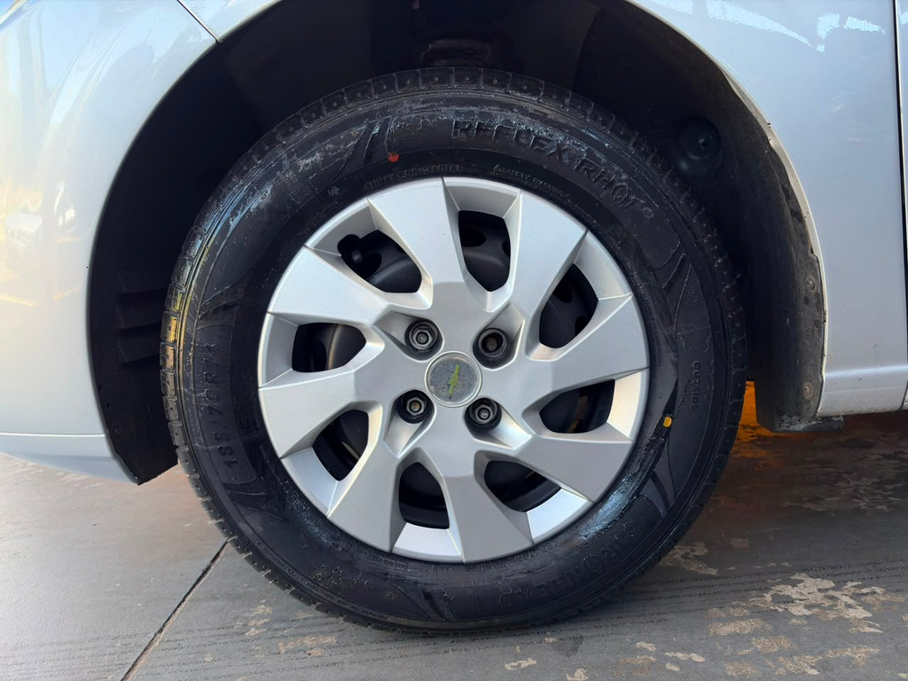 Chevrolet Onix Prata