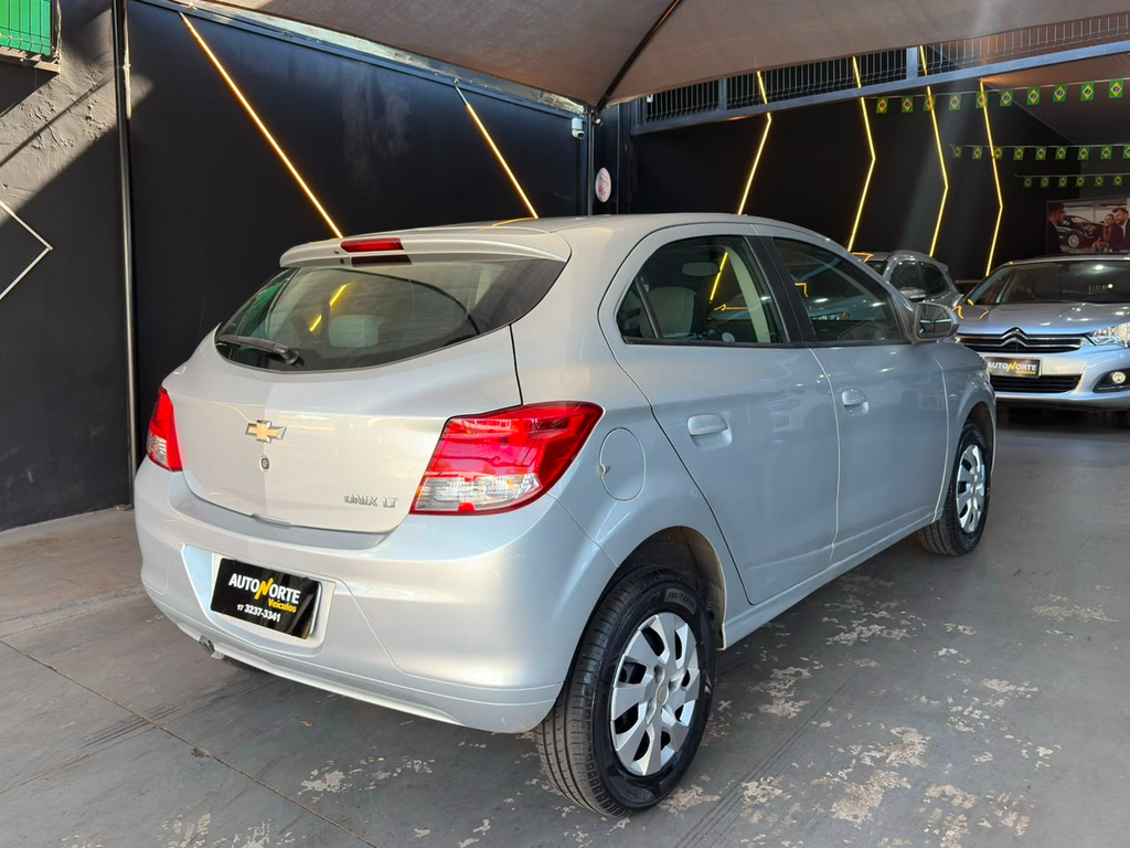 Chevrolet Onix Prata