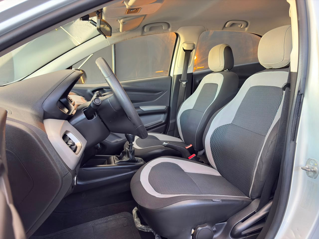 Chevrolet Onix Prata
