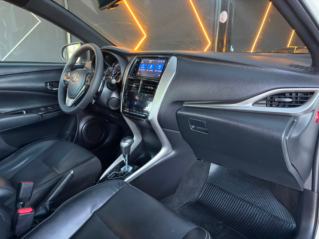 Toyota Yaris Branco