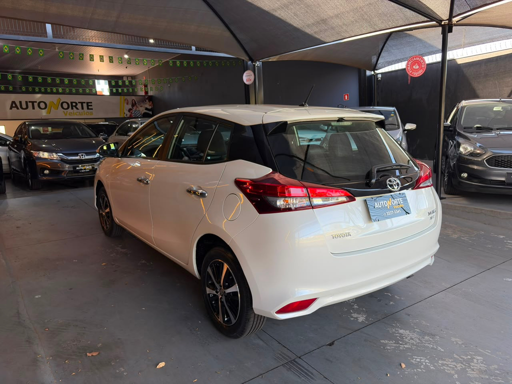 Toyota Yaris Branco