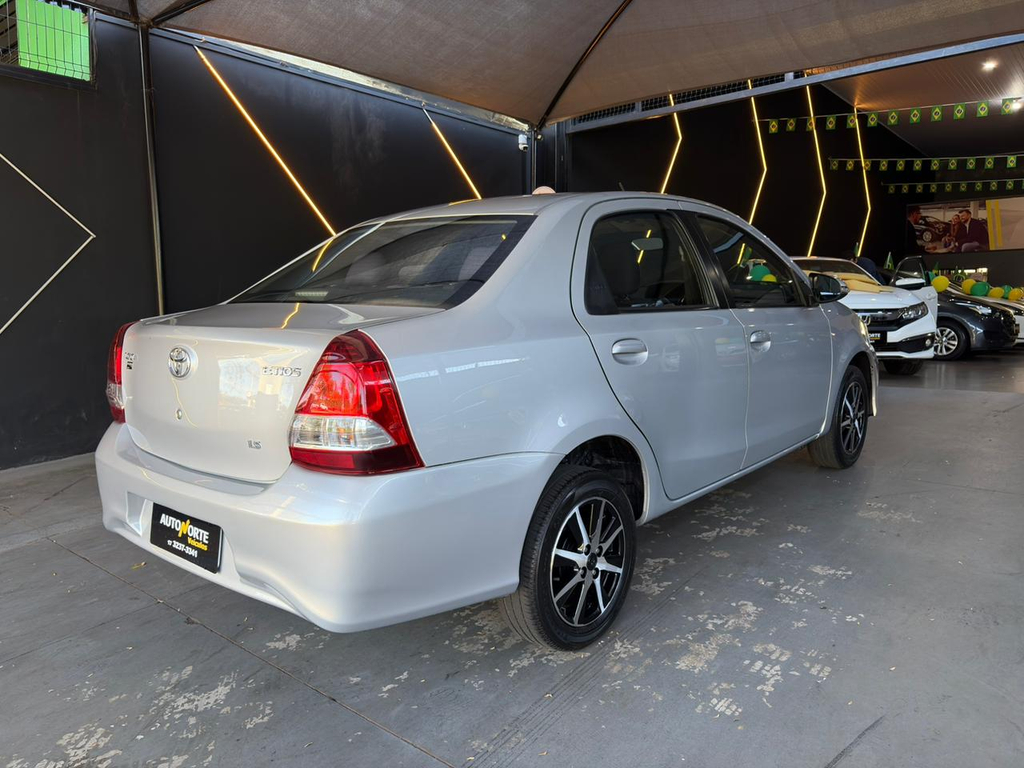 Toyota Etios Sedan Prata
