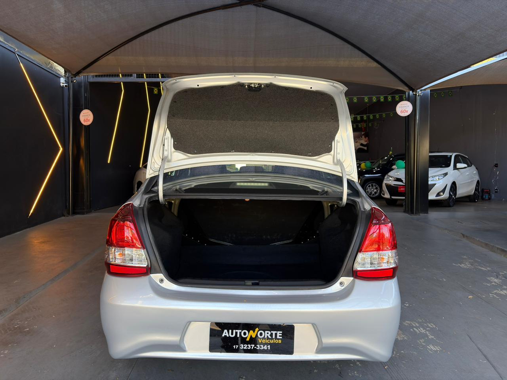 Toyota Etios Sedan Prata