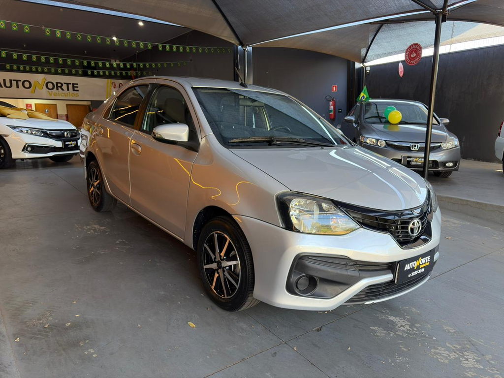 Toyota Etios Sedan Prata