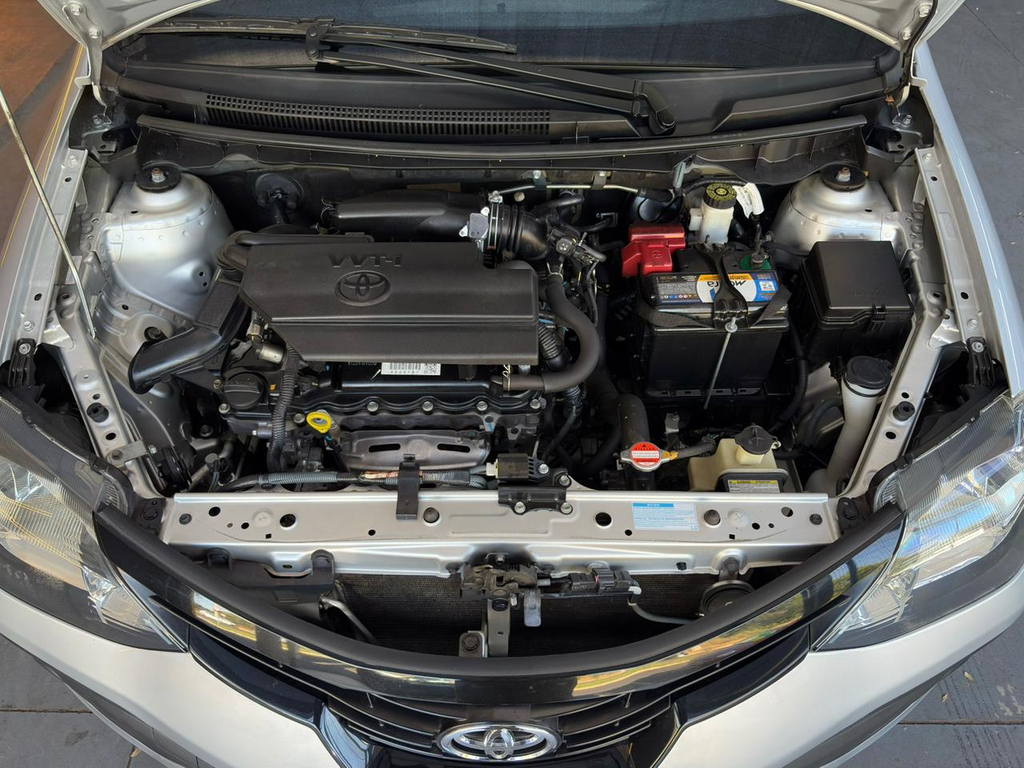 Toyota Etios Sedan Prata